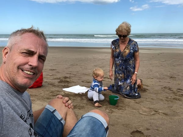 La imagen que generÃ³ polÃ©mica: Marley junto a su mamÃ¡ y Mirko âcomiendoâ arena. (Foto: Instagram)