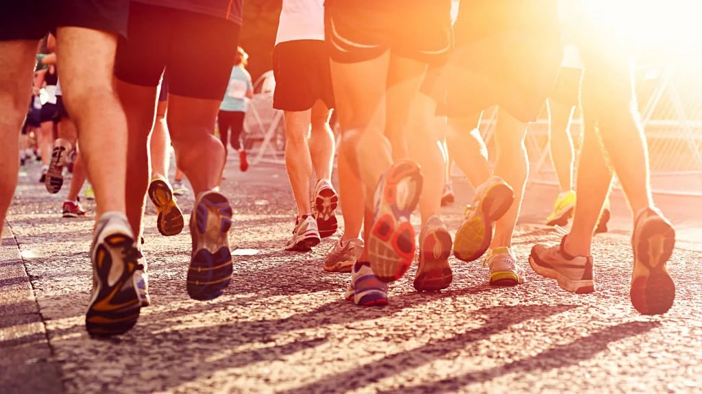 Correr 5 km por semana es suficiente para reducir en promedio 5 kilos de grasa (Shutterstock)