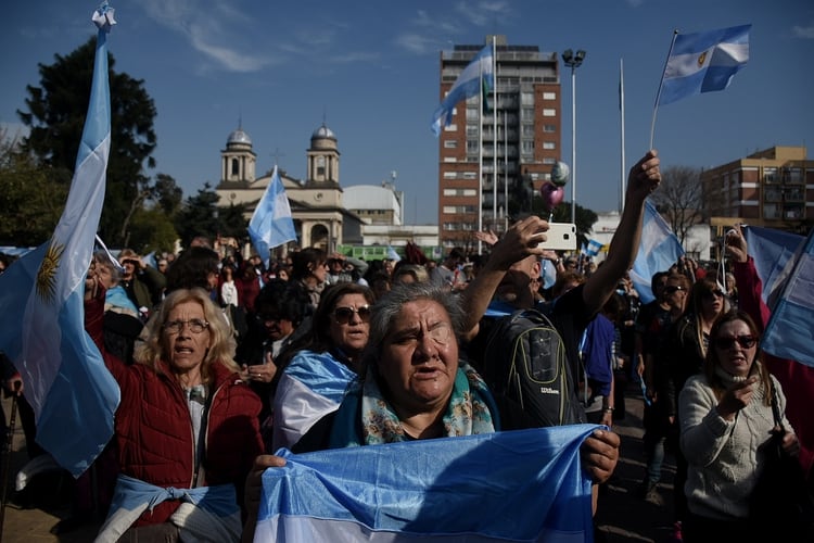 Cientos de argentinos se reunieron para apoyar a la gobernadora bonaerense