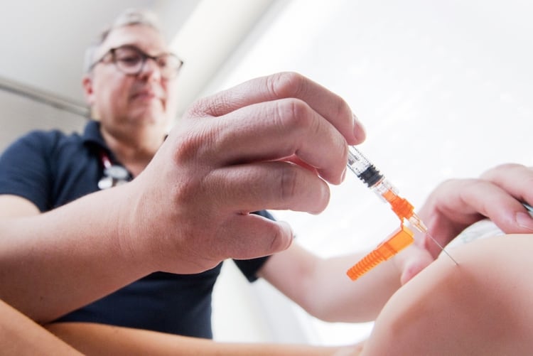 Autoridades sanitarias advierten de la importancia de vacunarse. (Foto: AFP)