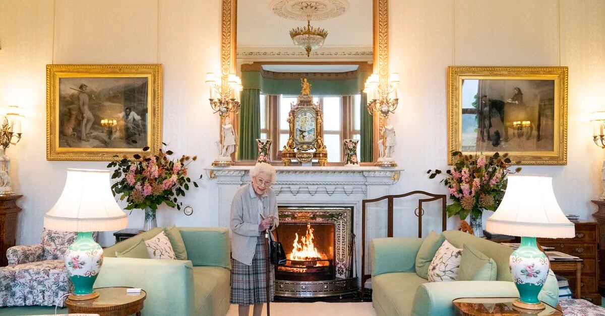 Le prime foto della regina Elisabetta II dopo la preoccupazione per la sua salute nel Regno Unito