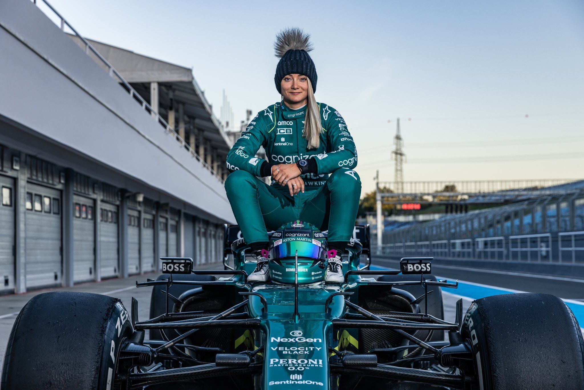 Jessica Hawkins, primera mujer en conducir un fórmula 1 moderno de la mano de Aston Matin en Hungaroring (Budapest), el 21 de septiembre de 2023.