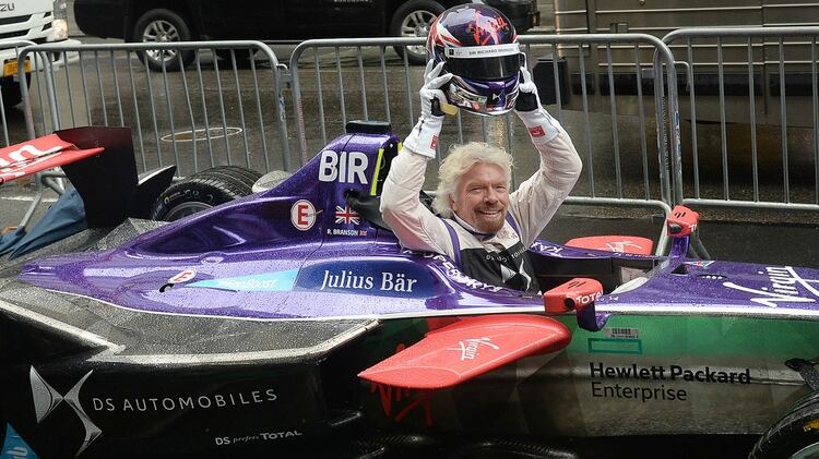 Sir Richard Branson a bordo de un automóvil de la escudería Virgin Racing de Fórmula E en Nueva York en julio de 2017 (Foto: Kristin Callahan/Ace/Shutterstock)