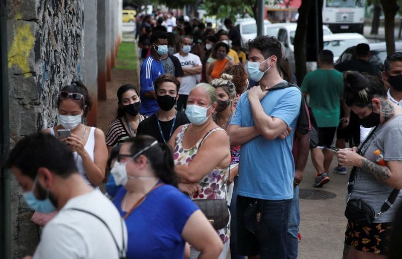 La gripe anticipó su llegada varias semanas en la Argentina, que hoy registra "un aumento inusitado, muy importante en número y adelantado de los virus respiratorios, como la influenza, que tiene la misma vía de transmisión del coronavirus”, según la ministra de Salud, Carla Vizzotti (REUTERS)