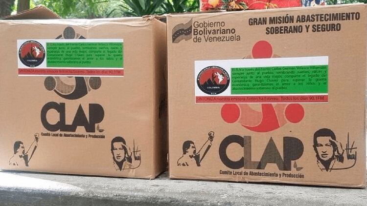 Cajas CLAP de alimentos que reparte el régimen de Maduro, con un adhesivo de la guerrilla