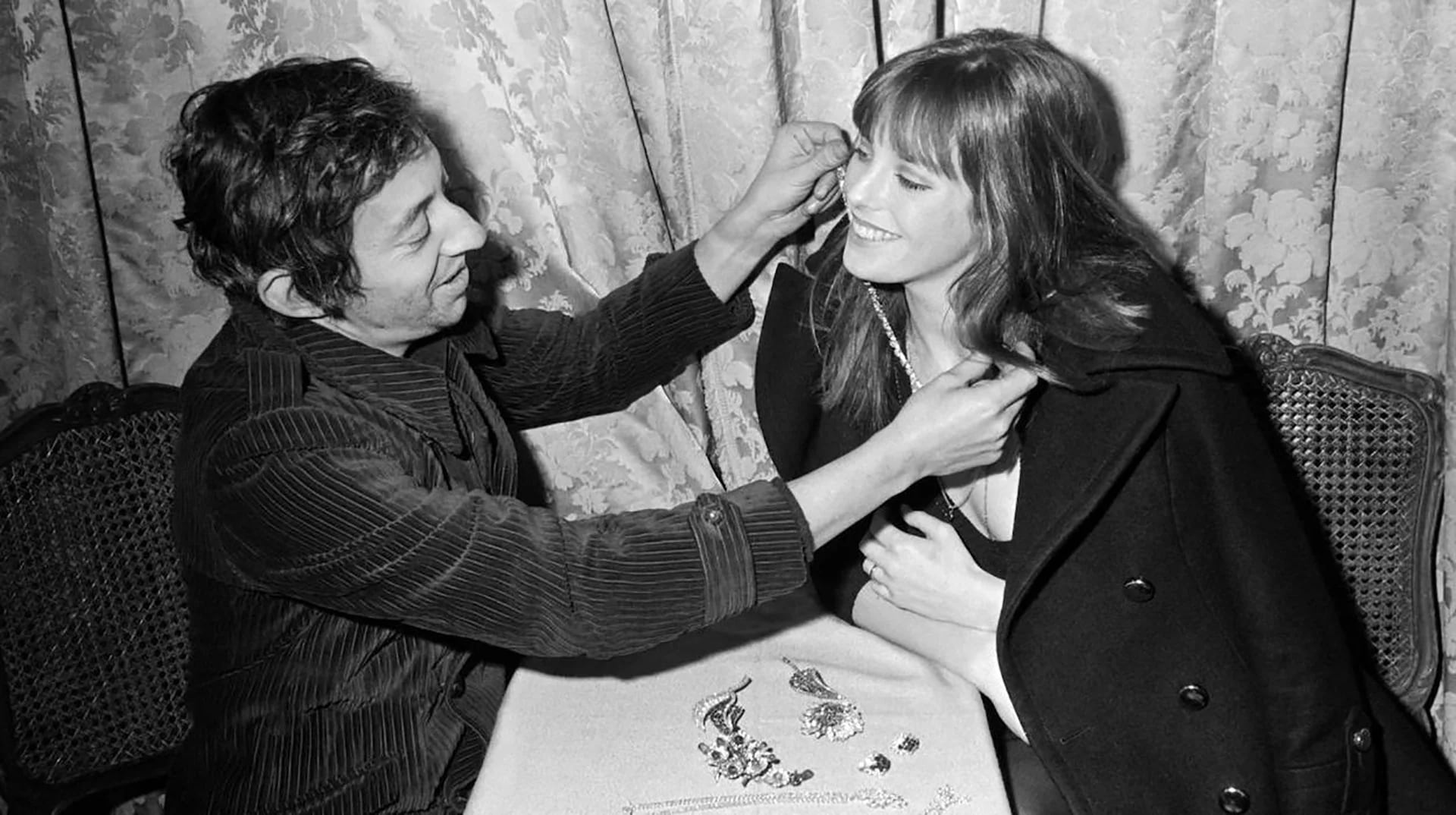 Jane Birkin tendría una apasionante relación con Serge Gainsbourg, interpretando junto a él la pieza que la llevaría a la fama y la censuraría en varios países: "Je t'aime... moi non plus"