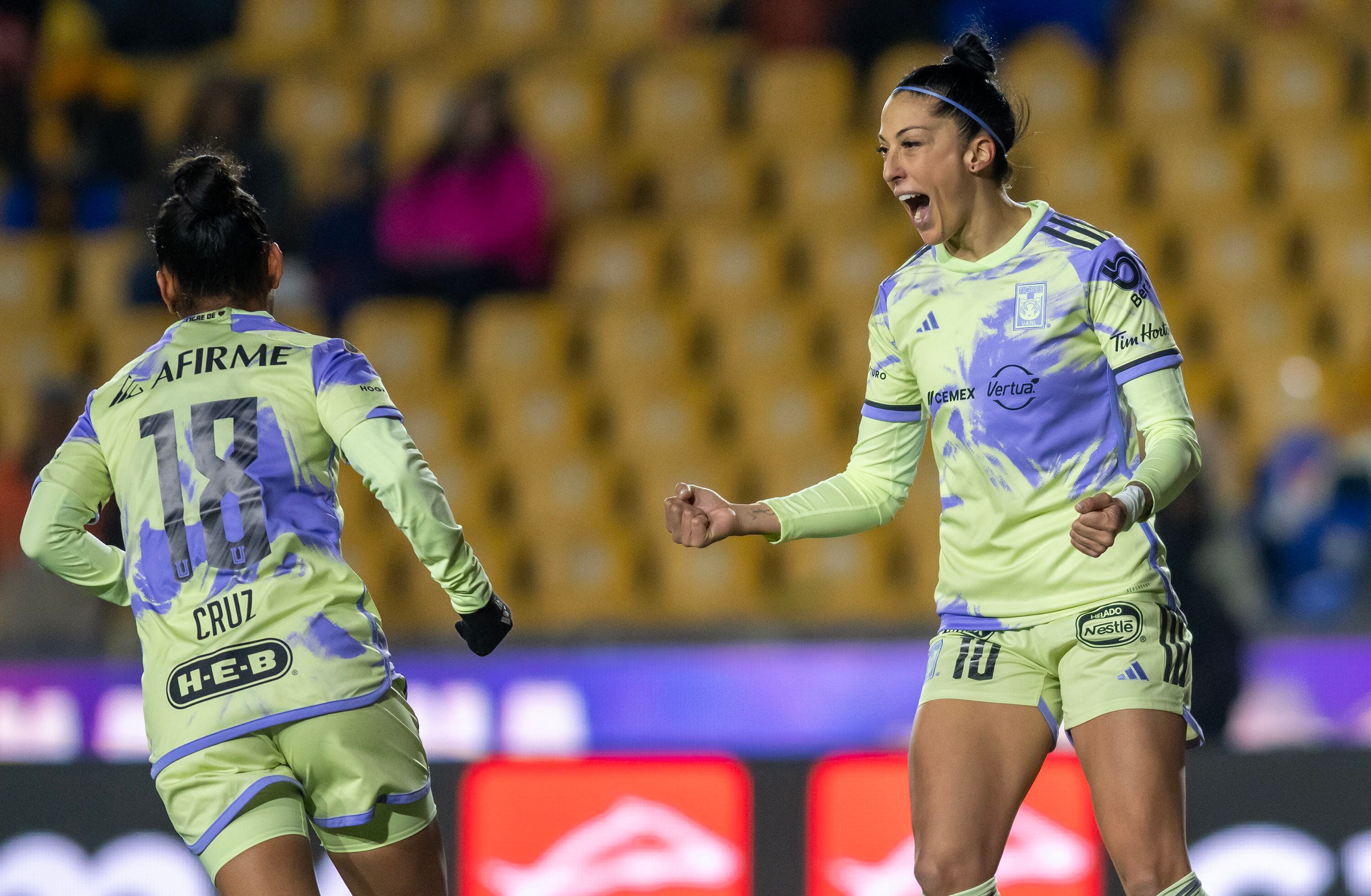 Belen Cruz (i) y Jennifer Hermoso de Tigres celebran un gol en el estadio Universitario, en Monterrey (México). Imagen de archivo. EFE/Miguel Sierra
