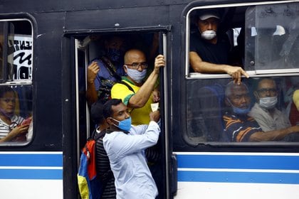 Un autobús lleno de gente durante la pandemia de coronavirus en Venezuela (DPA)
