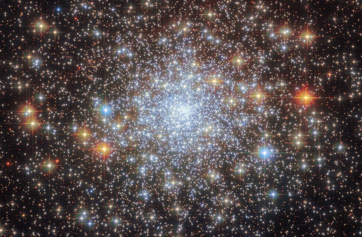 El contenido reluciente y deslumbrante del cúmulo globular NGC 6652 brilla en esta imagen repleta de estrellas del Telescopio Espacial Hubble de la NASA/ESA. (ESA/HUBBLE & NASA, A. SARAJEDINI, G. PIOTTO)
