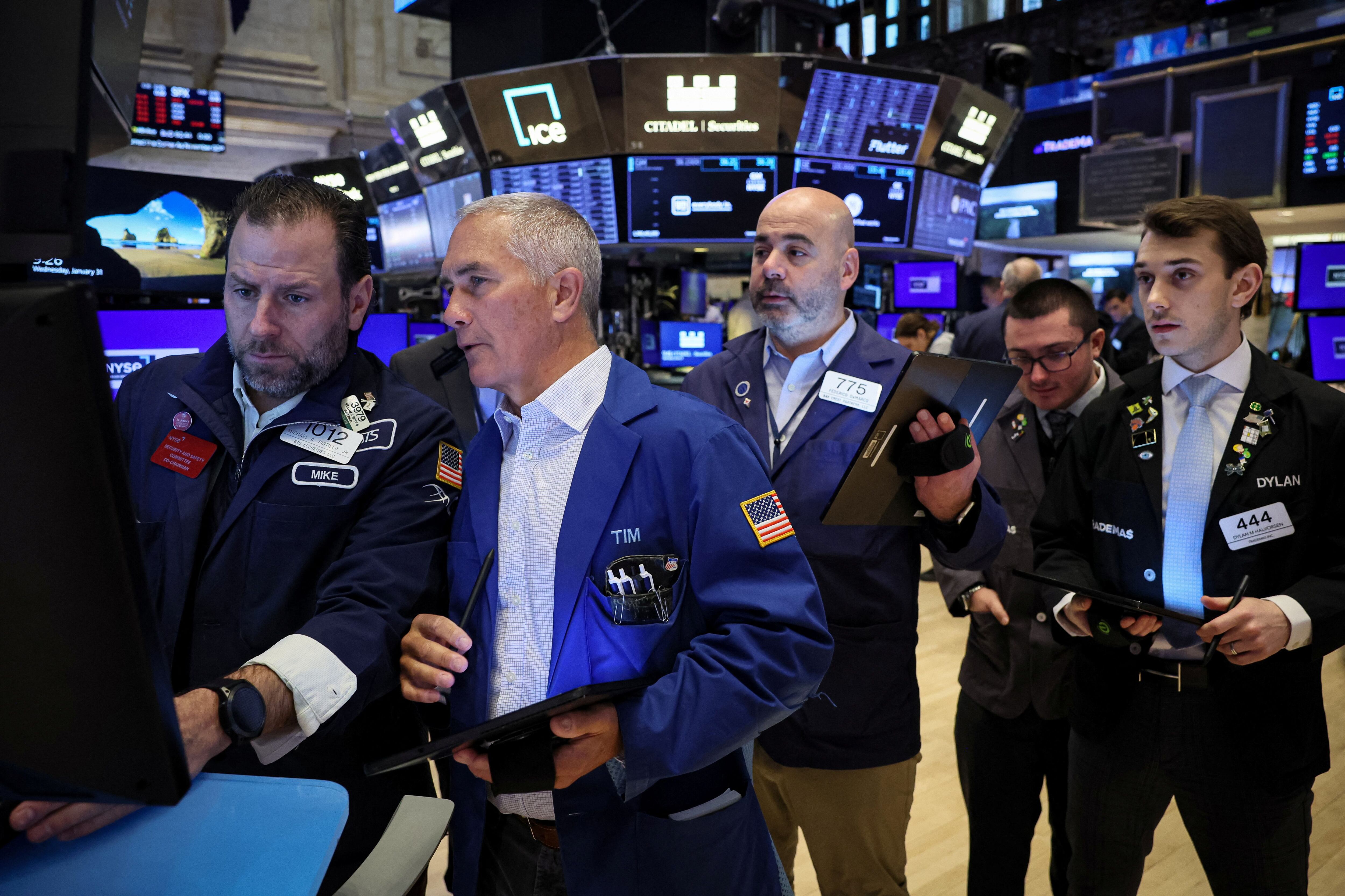 Datos macro, balances corporativos y la tensión geopolítica impactaron con fuerza en Wall Street. (REUTERS/Brendan McDermid)