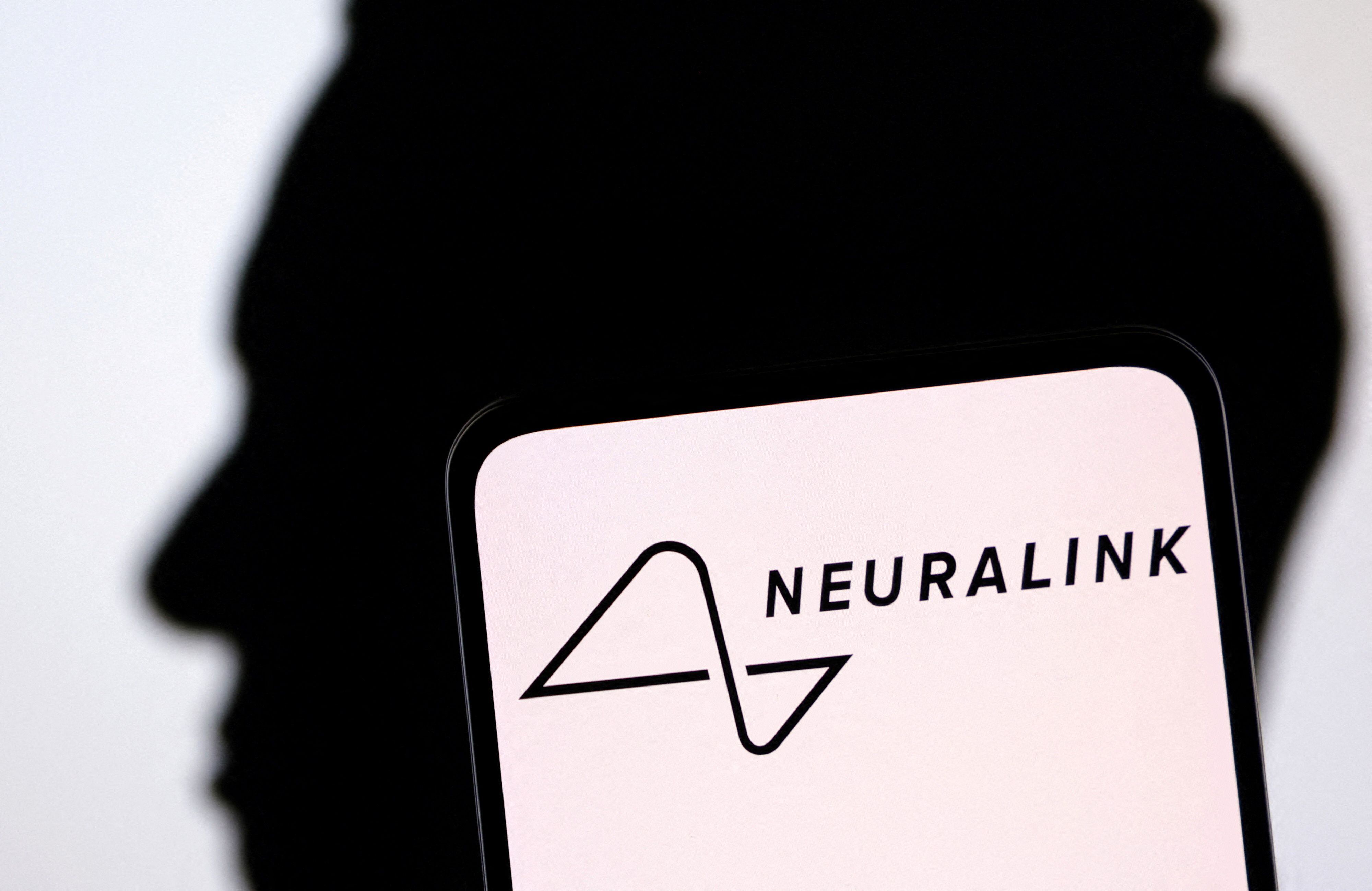 Neuralink avanza en su proyecto de interfaces cerebro-computadora (BCI) tras implantar exitosamente su primer dispositivo en un ser humano. (REUTERS/Dado Ruvic/Illustration)