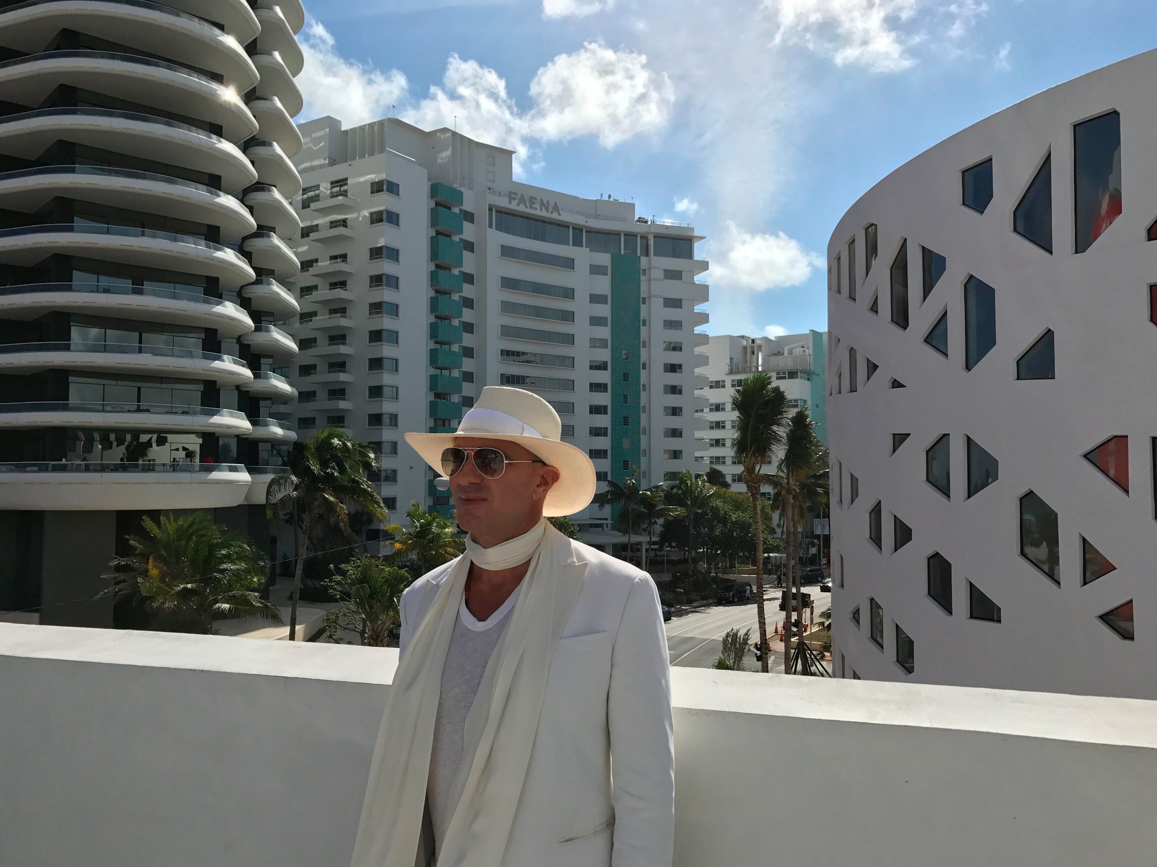 El empresario argentino posa con su hotel de Miami detrás (EFE/Sergio Sacristán/Archivo)
