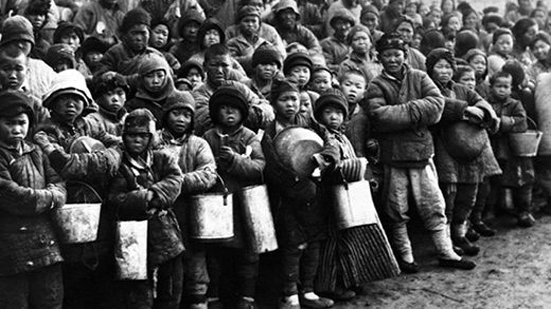 La gran hambruna china por la pésima política de Mao le costó la vida a 36 millones de chinos, aunque algunos arriesgan que murieron diez millones más