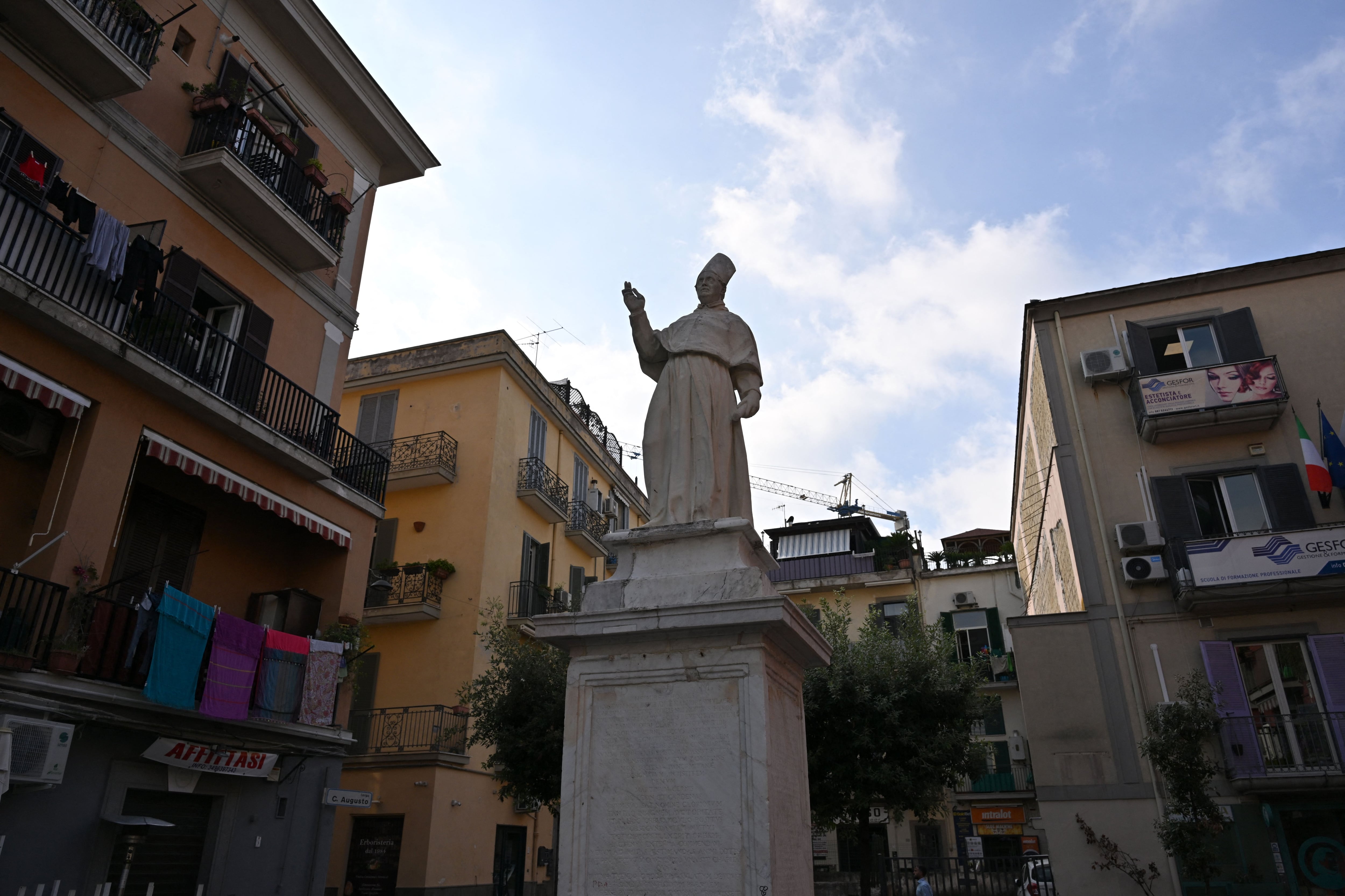Estatua de Martín de León y Cárdenas en Pozzuoli (AFP)