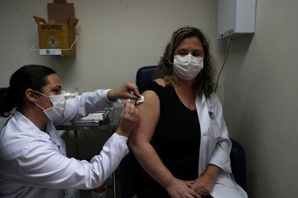 Una enfermera administra la vacuna potencial de coronavirus de la china SinoVac en el Instituto Emilio Ribas en Sao Paulo, Brasil. 30 de julio de 2020. REUTERS/Amanda Perobelli