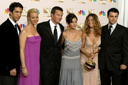 Los protagonistas de "Friends" durante una entrega de premios Emmy en 2002 (REUTERS/Mike Blake)