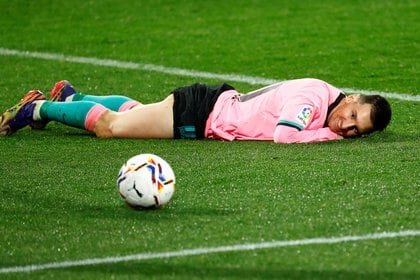 Messi, tendido en el césped, boca abajo, luego den o haber alcanzado el pase profundo, pero algo fuerte, de Pjanic (REUTERS/Juan Medina)
