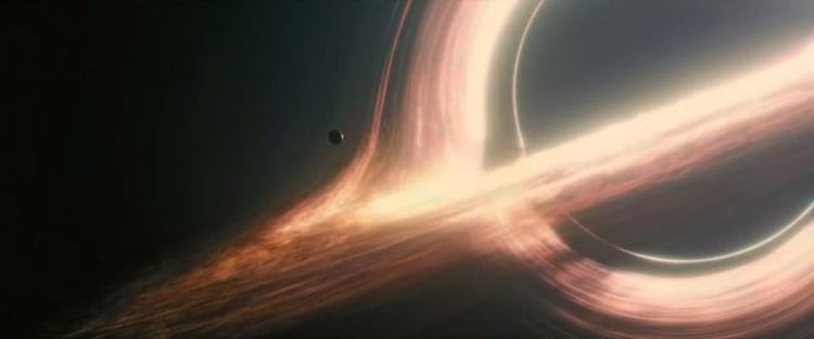 Los planetas orbitan alrededor de un agujero negro supermasivo llamado Gargantua en la superproducción de ciencia ficción de 2014 