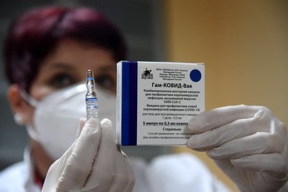 Entre el martes 9 y miércoles 10 de marzo, todas las provincias y la Ciudad Autónoma de Buenos Aires (CABA) comenzarán a recibir proporcionalmente un total de 375.805 dosis del segundo componente de la vacuna Sputnik V (Foto: EFE/EPA/BORIS PEJOVIC/Archivo).
