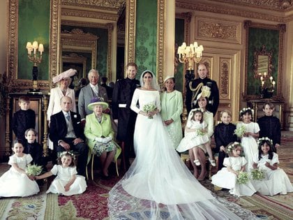 La foto oficial de los novios con la familia real, se convirtieron en la pareja más popular de la casa real