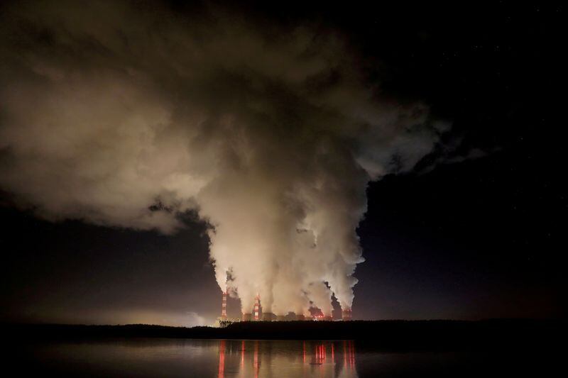 La contaminación del aire y el cambio climático, ambos impulsados por los combustibles fósiles, afectan la salud de los niños (REUTERS/Kacper Pempel/Archivo)