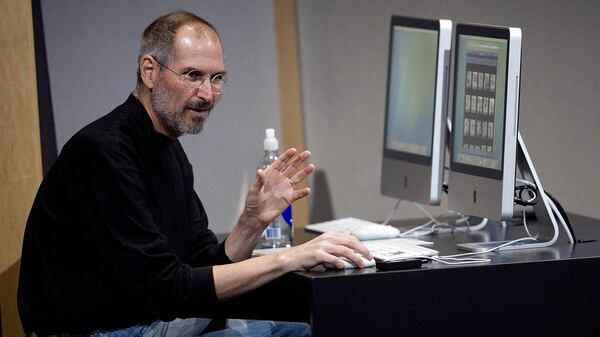 Steve Jobs en el cuartel central de su empresa, en Cupertino, California, en una demostración de las nuevas versiones de iMac y iLife, en 2007. (David Paul Morris/Getty Images)
