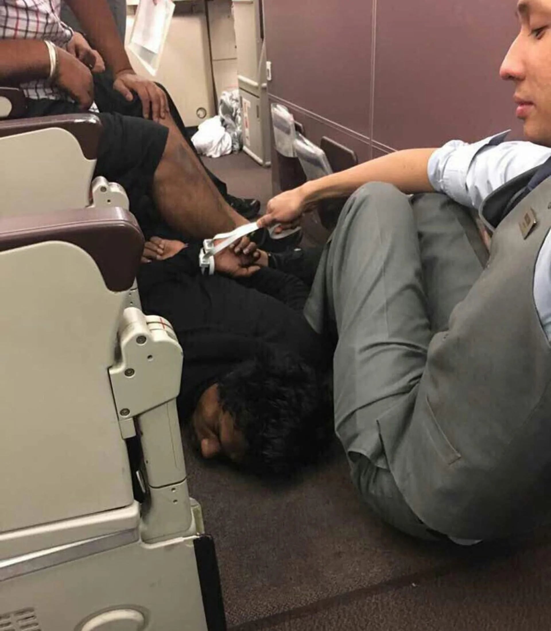 Una imagen del sospechoso, apresado por un pasajero y un tripulante (@FlightAlerts777)