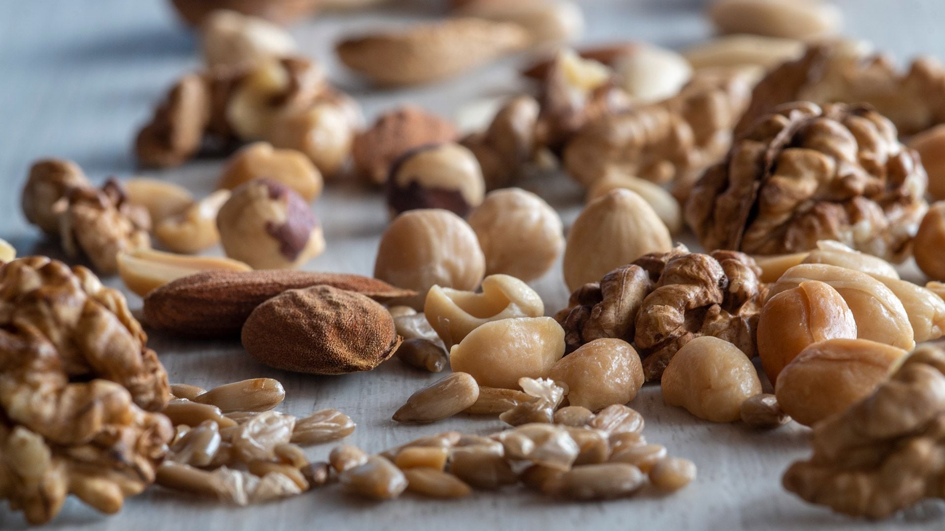 Los investigadores también encontraron que aquellos que comían snacks de alta calidad nutricional como nueces, fruta fresca y barras de granola tenían mejor salud metabólica y no tenían tanta hambre