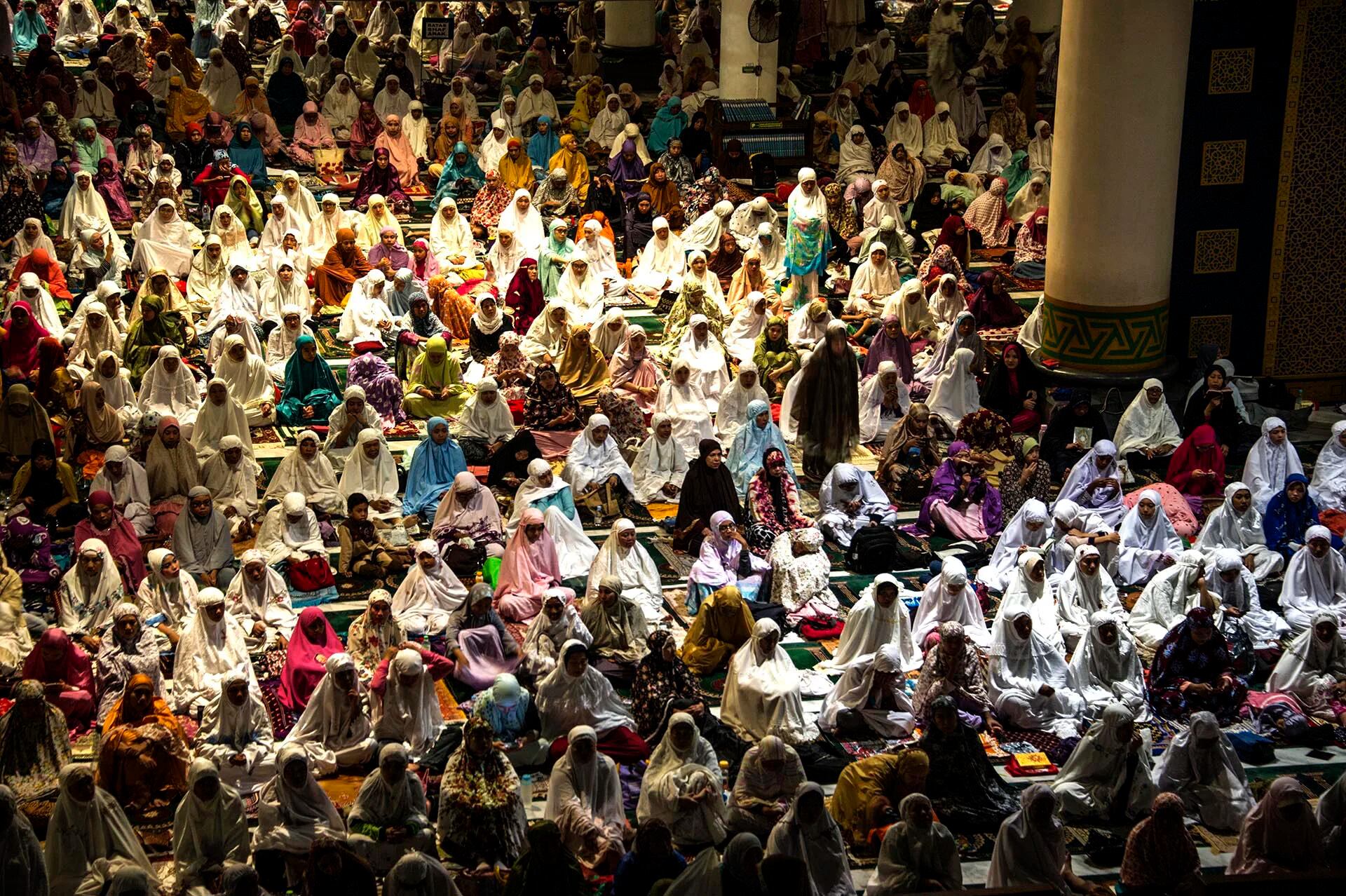 Musulmanes indonesios ofrecen oraciones y leen el Corán en el día 21 del mes sagrado del Ramadán en una mezquita de Al Akbar en Surabaya