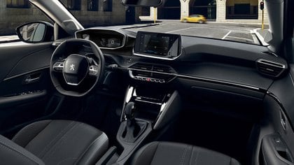 Interior totalmente reformulado, con la posición de manejo característica de Peugeot y tablero digital.