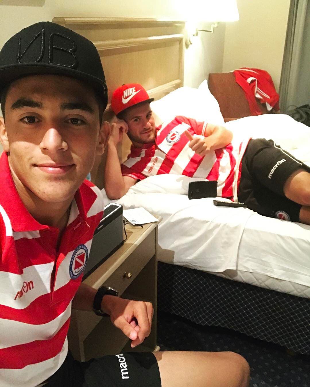 Nico González junto a Alexis Mac Allister durante una concentración en sus inicios con Argentinos Juniors