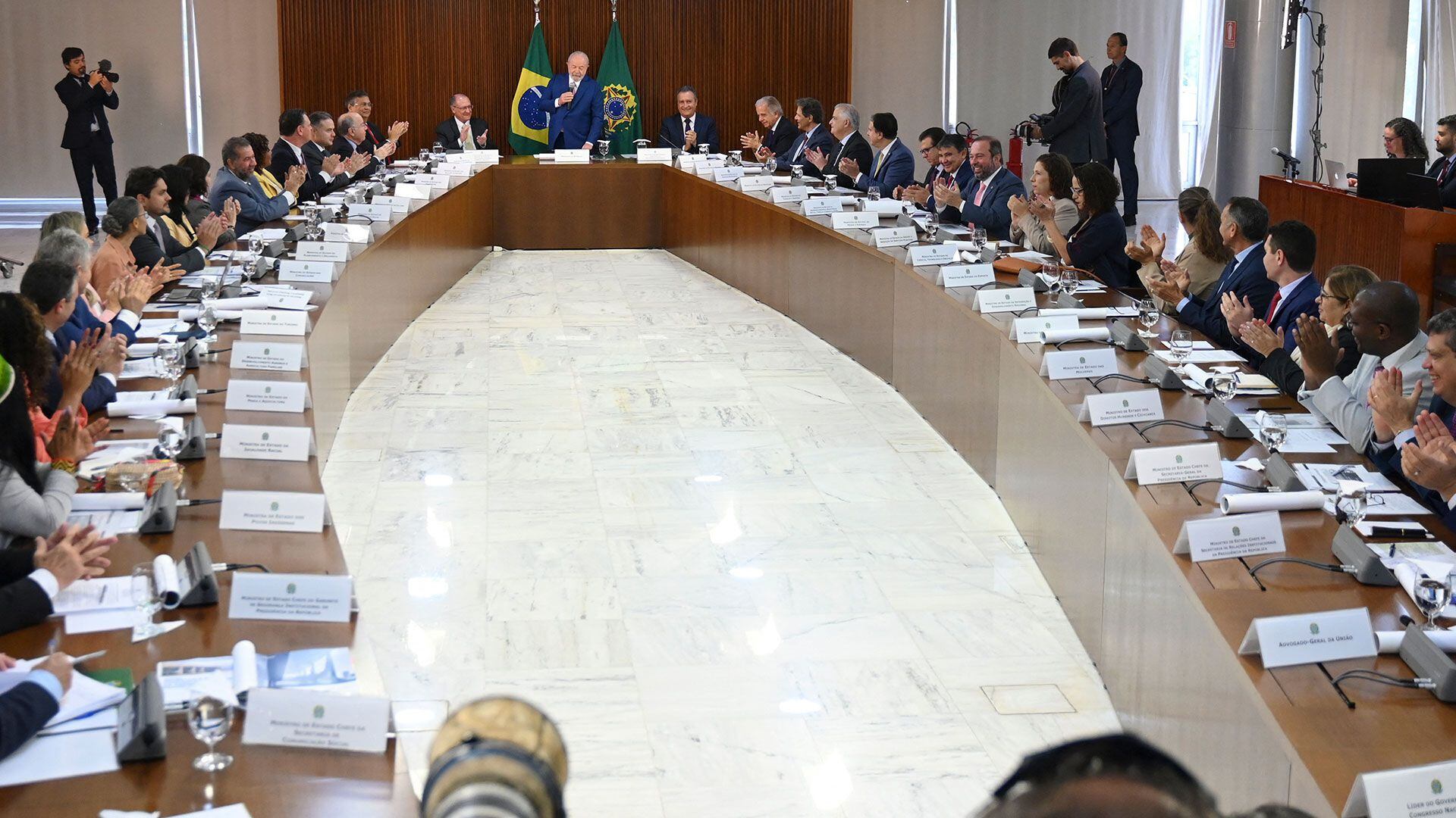 Lula se reunió con su gabinete completo por primera vez