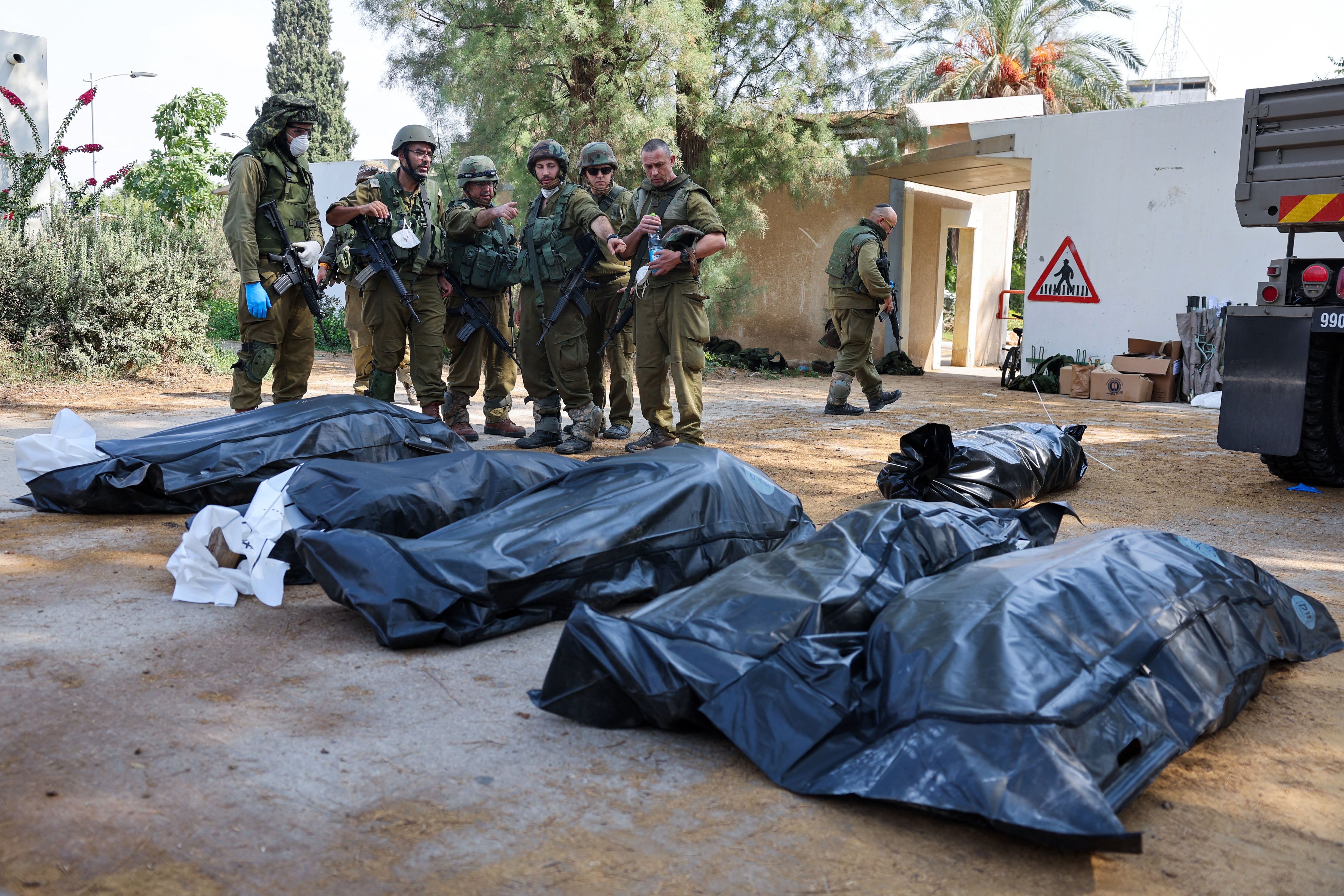 Los cuerpos de civiles asesinados en el ataque de Hamas (AFP)