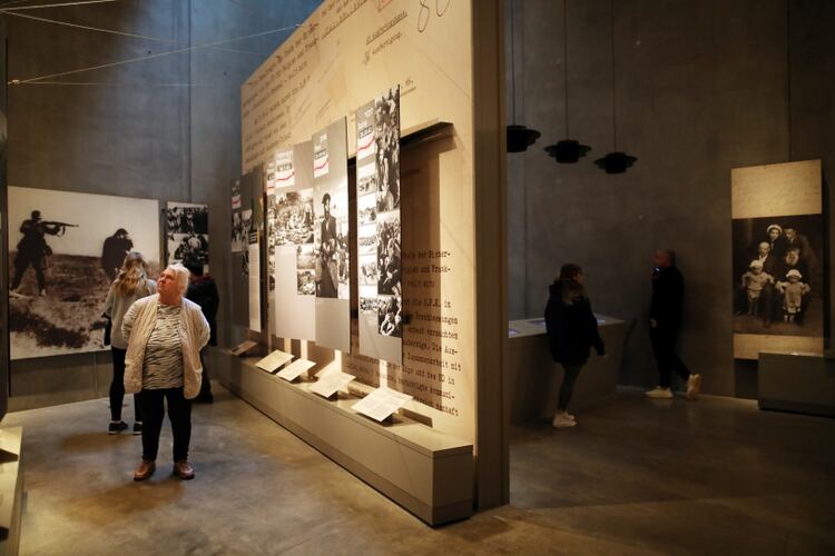 Visitantes recorren el museo Yad Vashem (Reuters)