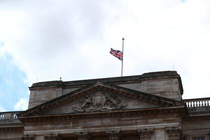 La bandera Union Jack a media asta en el Buckingham Palace luego del anuncio de la muerte de su Majestad 