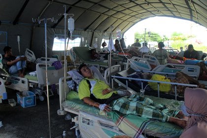Personas heridas son atendidas luego del terremoto de Indonesia 