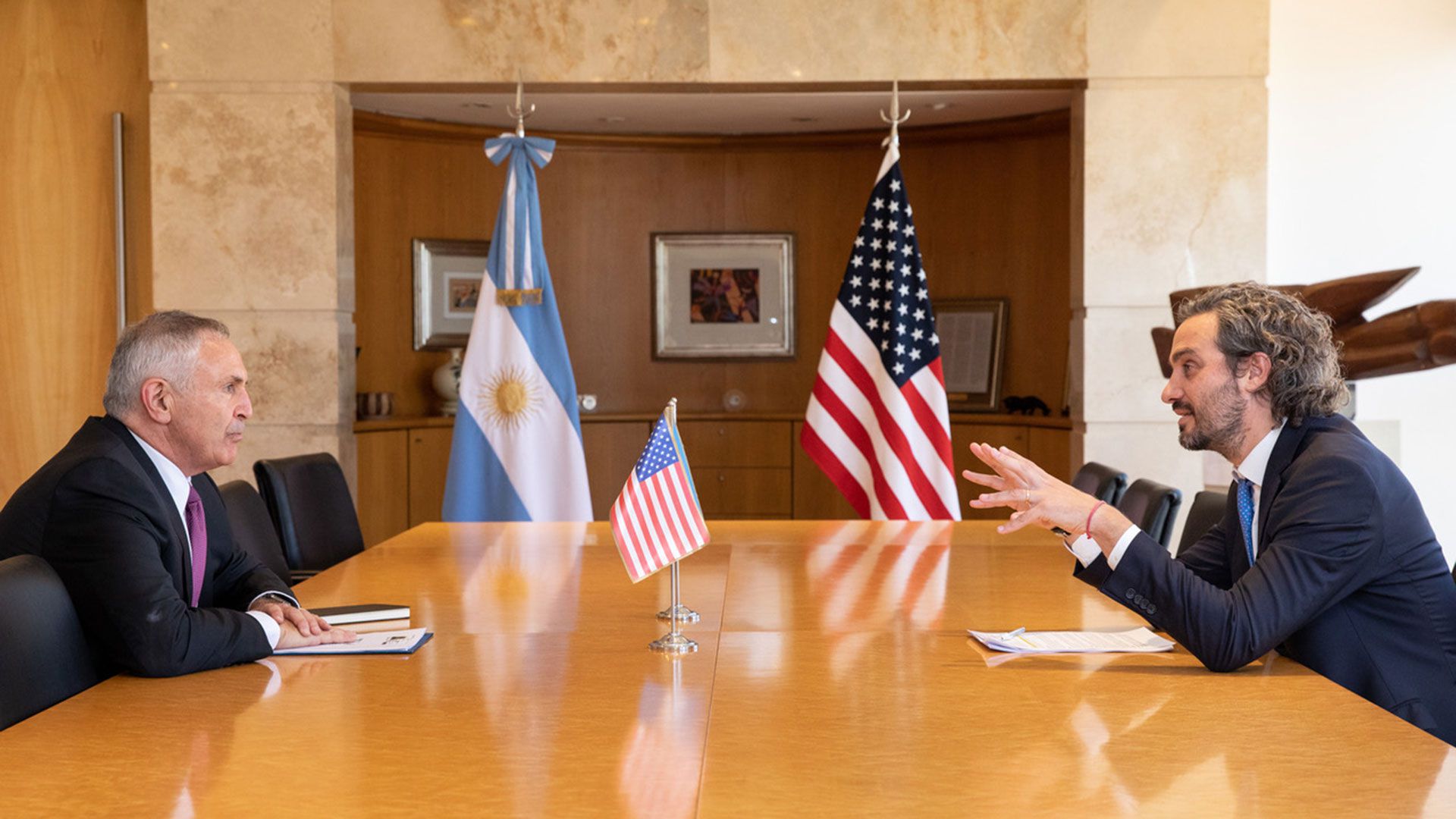 Santiago Cafiero junto a Marc Stanley, embajador de EE.UU. en la Argentina, en el Palacio San Martín.