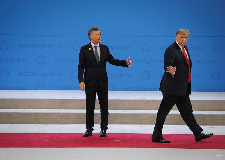 FEDERICO LÓPEZ. CABA. 30 de Noviembre 2018. El presidente Mauricio Macri intenta detener al presidente Donald Trump luego del saludo protocolar durante la Cumbre del G-20