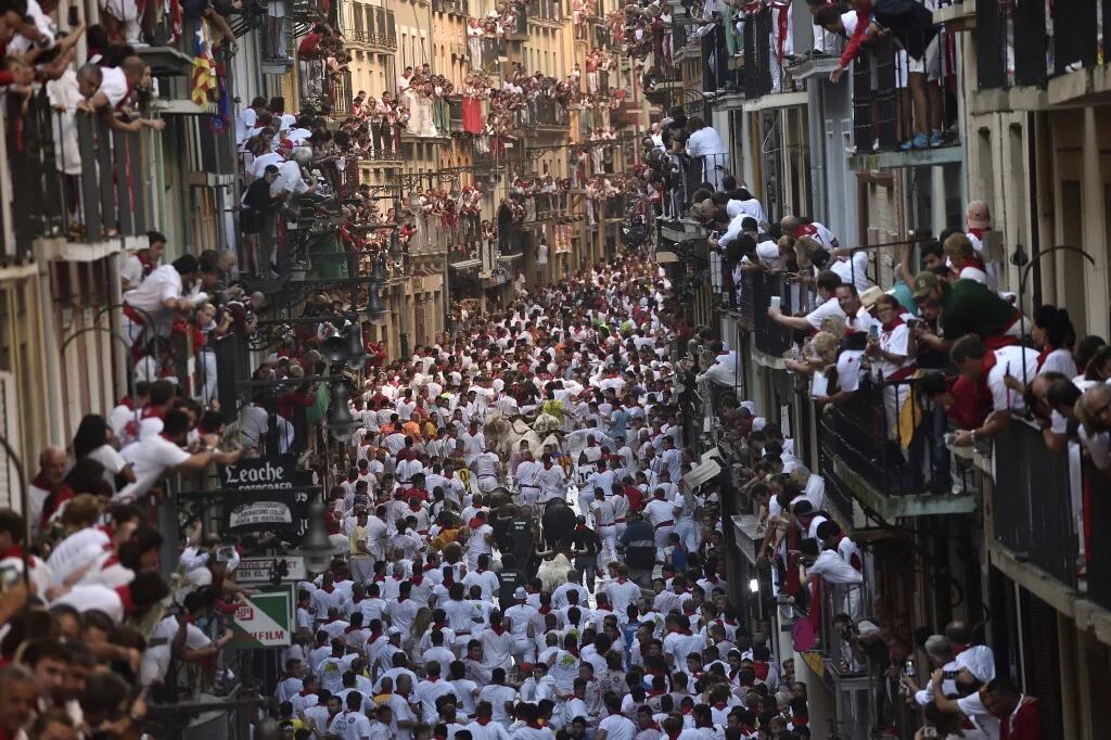Más de mil personas participaron en el encierro durante la fiesta de San Fermín (AP)