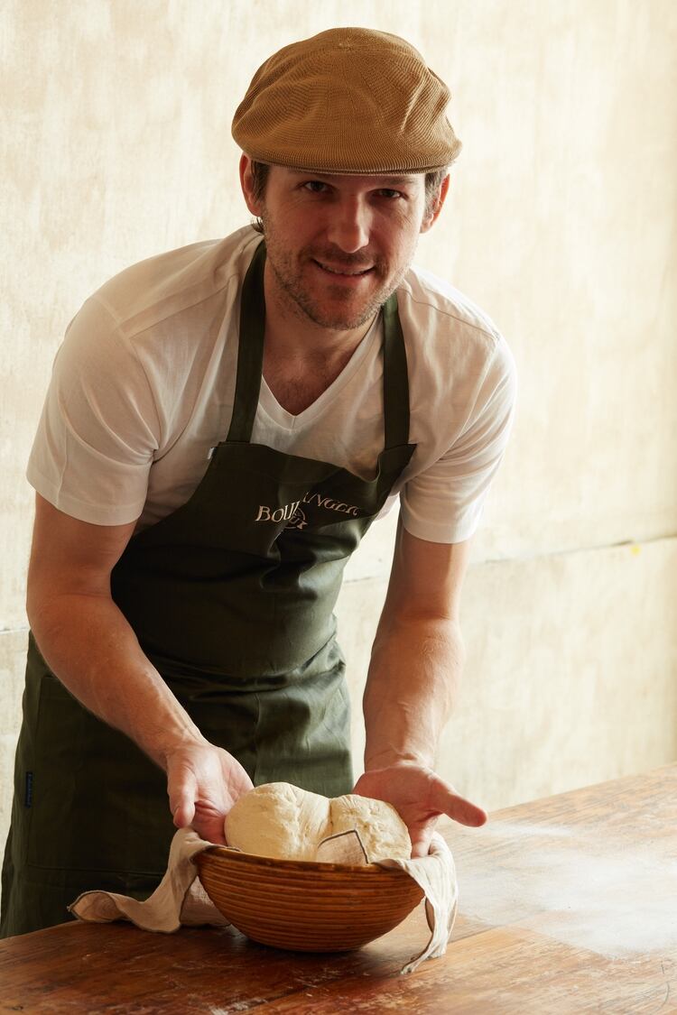 Morgan Chauvel, el creador de Cocu Boulangerie amasando un pan. Hoy por el coronavirus redujo su carta pero sigue atendiendo 
