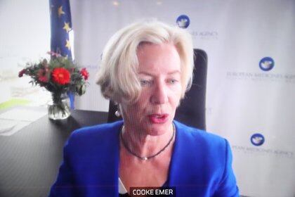 La directora del la EMA Emer Cooke durante la conferencia de prensa en videoconferencia (REUTERS/Yves Herman)