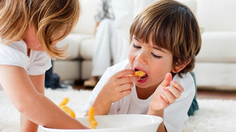 Para prevenir el atragantamiento se debe evitar que los niños menores de 3 años jueguen o manipulen objetos con piezas pequeñas, no ofrecer alimentos que se atoren fácilmente (Shutterstock)