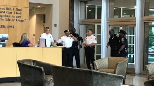 La policía apenas llegó al edificio donde funciona el Capital Gazette, perteneciente al Baltimore Sun