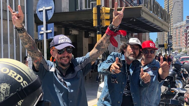 Los fanáticos de las Harley frente a las puertas del Gran Hotel Provincial