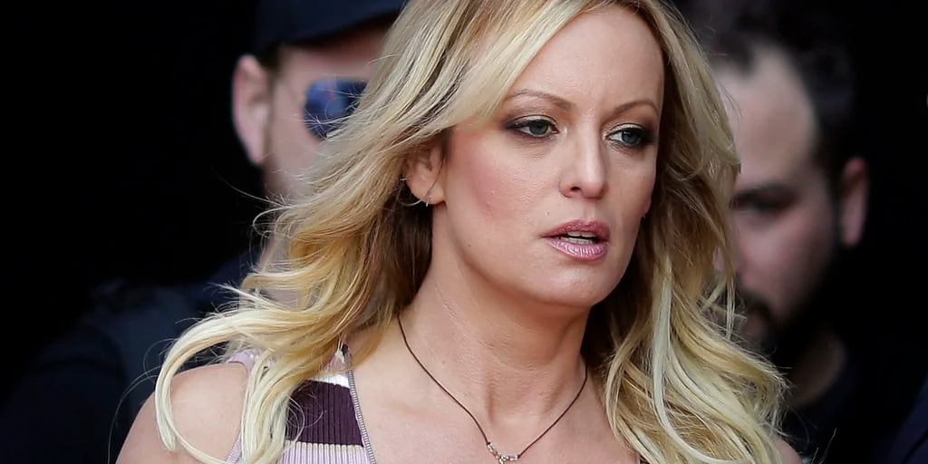 La actriz porno Stormy Daniels comenzó a testificar en el juicio contra Trump