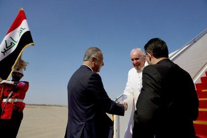 El papa Francisco es recibido por el primer ministro de Irak, Mustafa Al-Kadhimi. Iraqi Prime Minister Media Office/Handout via REUTERS