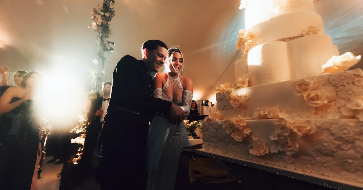 Lele Pons and Guaynaa: a giant cake, dancing with Chayanne and luxury groomsmen at the Latin wedding of the moment
