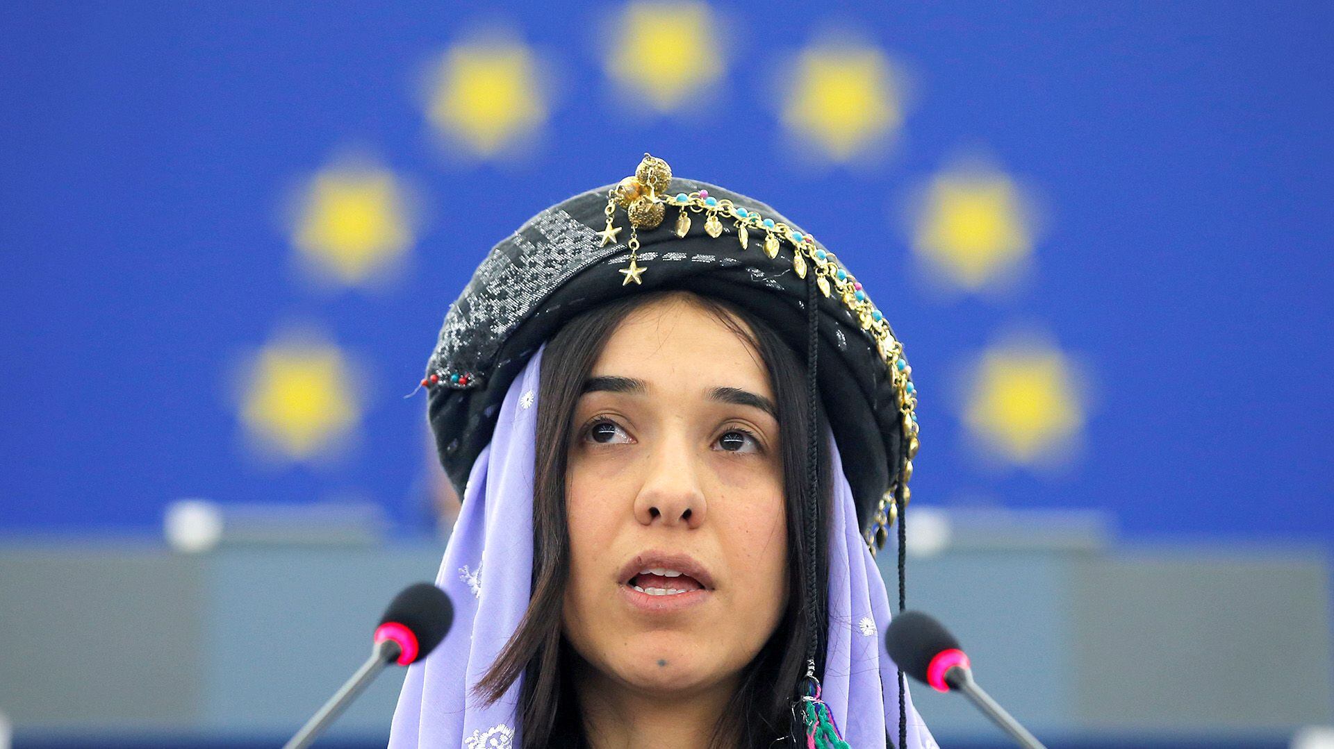 Nadia Murad ante el Parlamento Europeo tras recibir el premio Sajarov (REUTERS/Vincent Kessler/archivo)