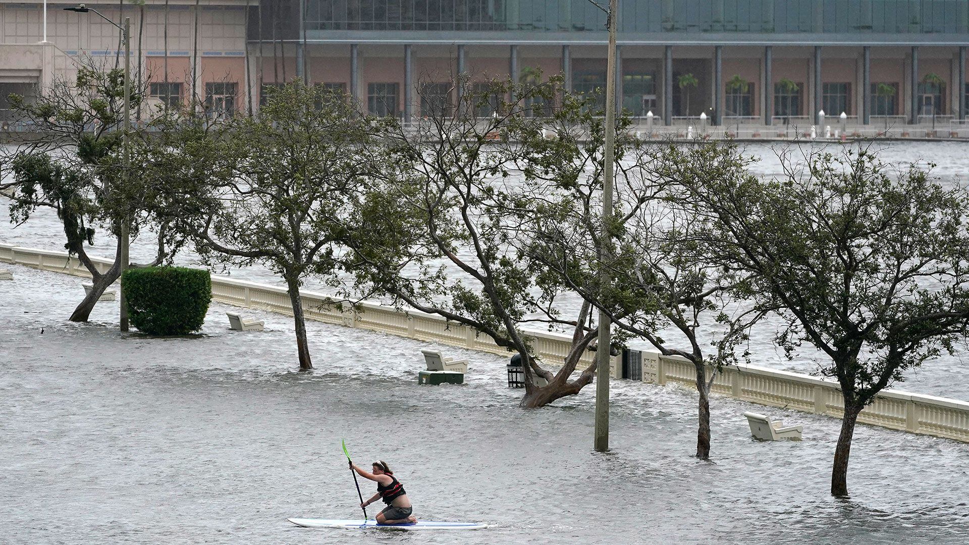 Zeke Pierce monta su tabla de remo en medio de un Bayshore Blvd inundado en el centro de Tampa, Florida, el miércoles 30 de agosto de 2023. El huracán Idalia tocó tierra en el área de Bid Bend del estado. (Foto AP/Chris O'Meara)