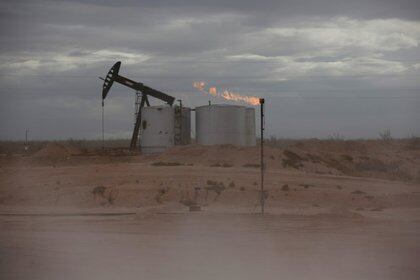 IMAGEN DE ARCHIVO. Un balancín extractor de petróleo en la Cuenca Pérmica, en el Condado de Loving, Texas, EEUU. Noviembre 25, 2019.REUTERS/Angus Mordant